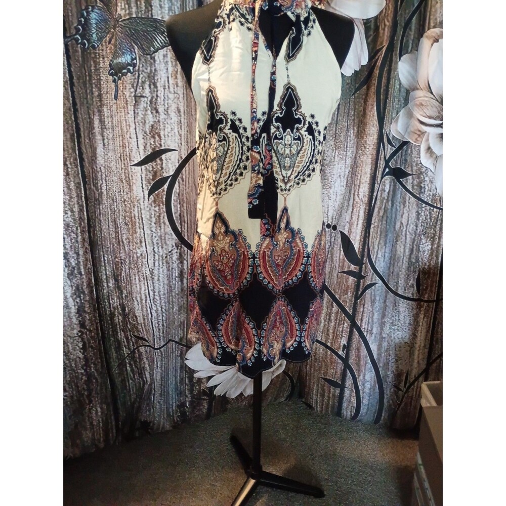 tunic dress features a halter neck